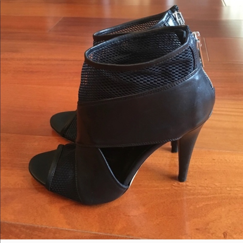 💃🏽💁🏽‍♀️Black leather mesh open toe bootie!!